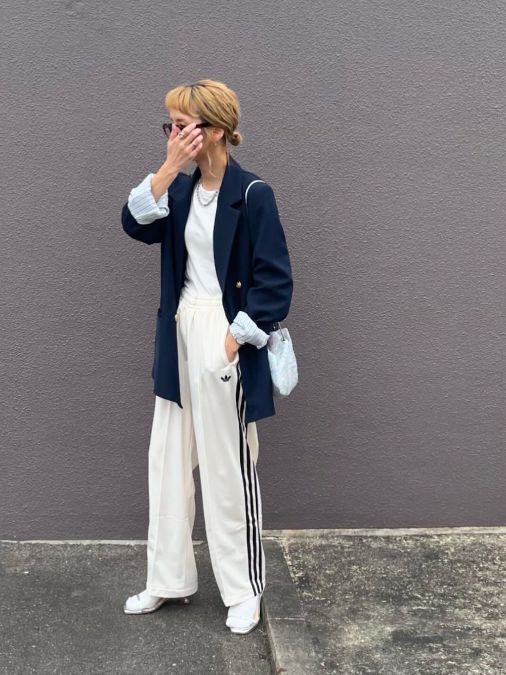 「adidas originals、トラックパンツ、ラインパンツ、ジャケット、詳細はInstagram、春ファッション」｜「FREAK'S STOREのadidas/アディダス 限定展開　BB TRACKPANT / ベッケンバウアー トラックパンツ（その他パンツ、ホワイト系）」を使った、amoriaさん（レディース・152cm）の春コーディネートの1枚目の写真