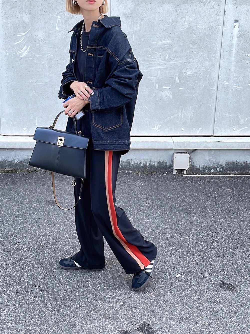 「ラインパンツ、ジャージーパンツ、スウェットパンツ、デニムジャケット、Gジャン、詳細はInstagram」｜「mi via locaのサイドラインセンターシームパンツ（その他パンツ、ブラック系）」を使った、amoriaさん（レディース・152cm）の秋コーディネートの1枚目の写真