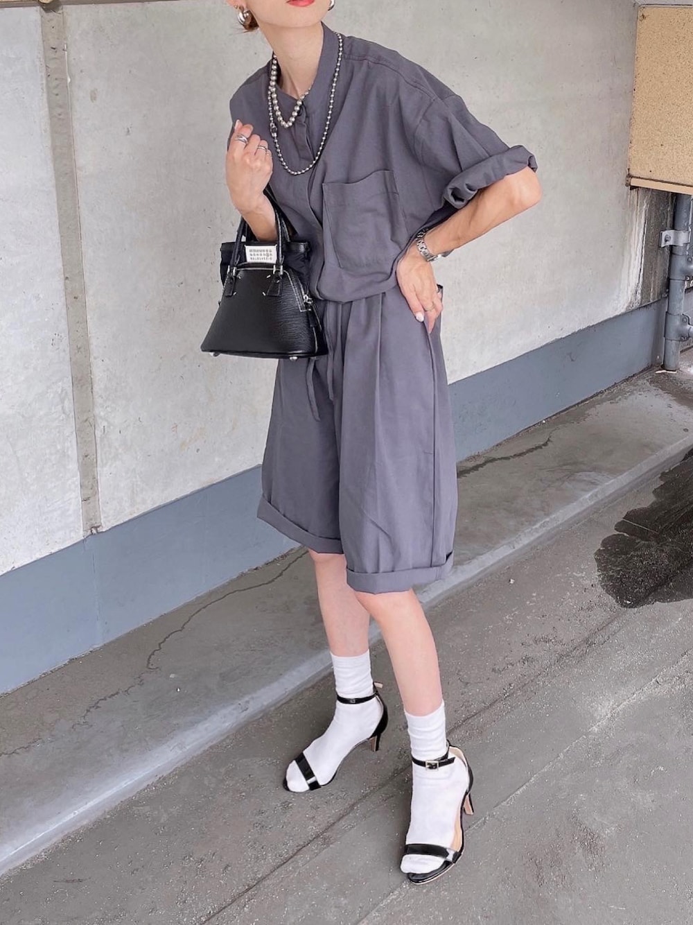 「jumpsuit、ジャンプスーツ、つなぎ、コンビネゾン、サンダルに靴下、モノトーン、詳細はInstagram、大人カジュアル、ハーフパンツ」｜「MERLOTのコットンジャンプスーツ（つなぎ/オールインワン、グレー系）」を使った、amoriaさん（レディース・152cm）の夏コーディネートの1枚目の写真