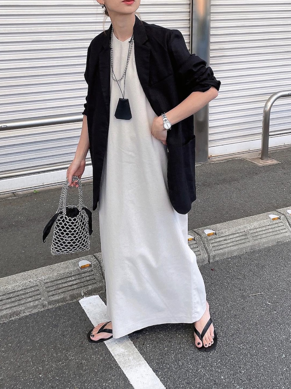 「詳細はInstagram、リネンワンピース、ワンピーススタイル、タイトワンピース、ジャケット、モノトーンコーデ、ビーサン、大人カジュアル」｜「URBAN RESEARCHの『一部WEB限定カラー』BACKボタンストレートロングワンピース（ワンピース、ベージュ系）」を使った、amoriaさん（レディース・152cm）の春コーディネートの1枚目の写真