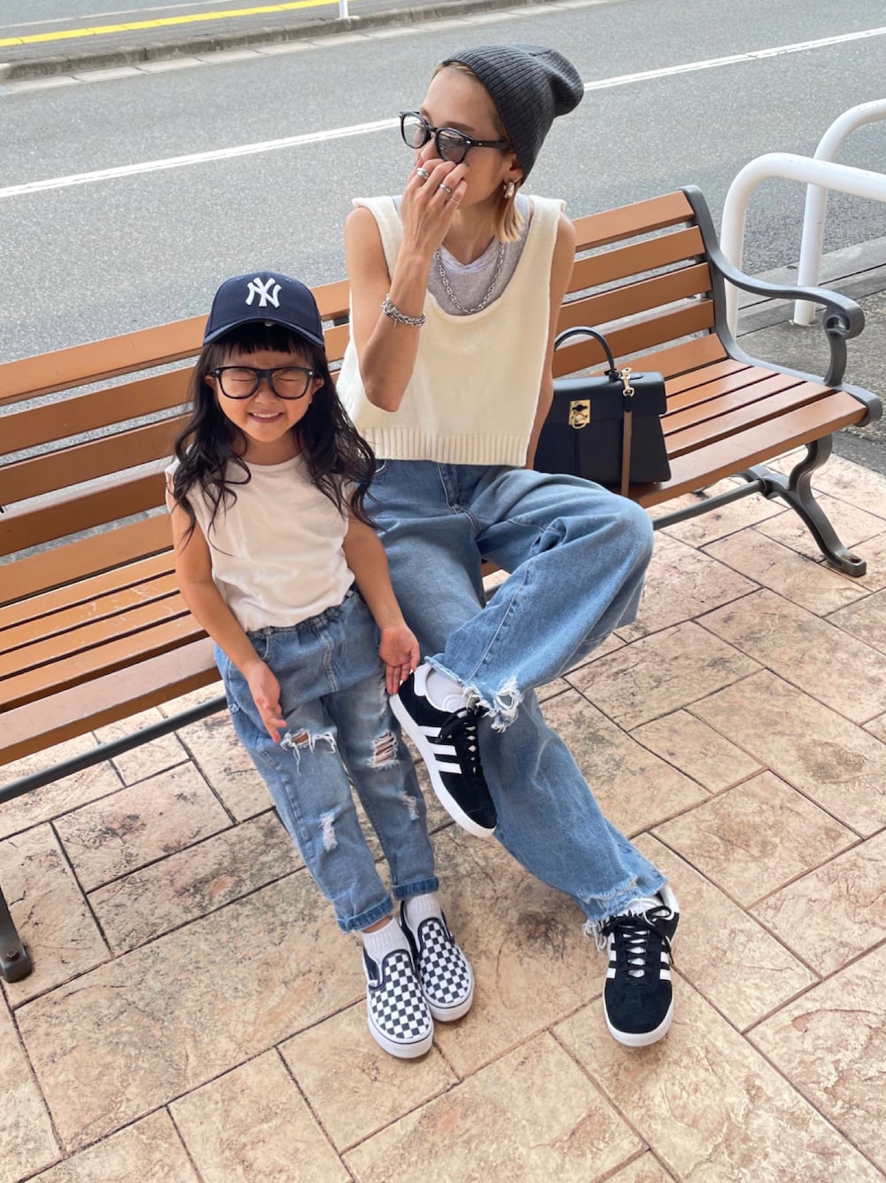「親コーデ、親子リンク、デニム、ニットタンク、ニットビスチェ、ニット帽、ビーニー、ガゼル、adidas originals、VANS、詳細はInstagram」｜「Ungridのリブ編みニット帽（ニットキャップ/ビーニー、グレー系）」を使った、amoriaさん（レディース・152cm）の夏コーディネートの1枚目の写真