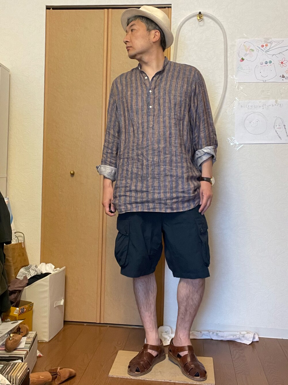 「INDIVIDUALIZED SHIRTSのアイテム（シャツ/ブラウス、ブラウン系）」を使った、ikutaroさん（メンズ・177cm）の春コーディネートの1枚目の写真