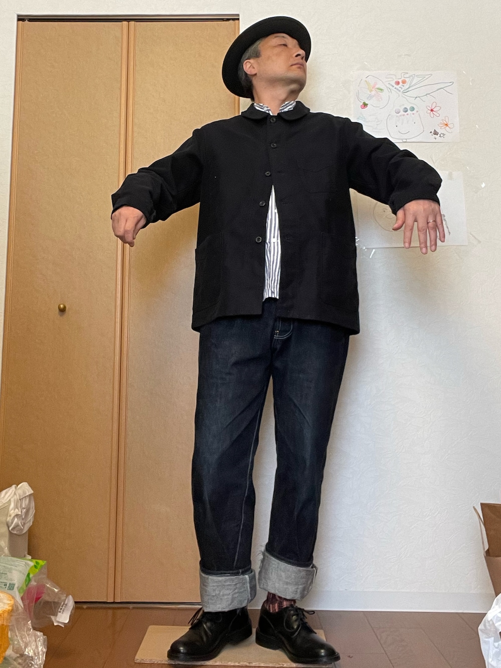 「TENDERのTENDER CO./テンダー　WIDE JEANS WITH DRIVERS POCKETS/ワイドデニム（デニムパンツ、ブルー系）」を使った、ikutaroさん（メンズ・177cm）の秋コーディネートの1枚目の写真