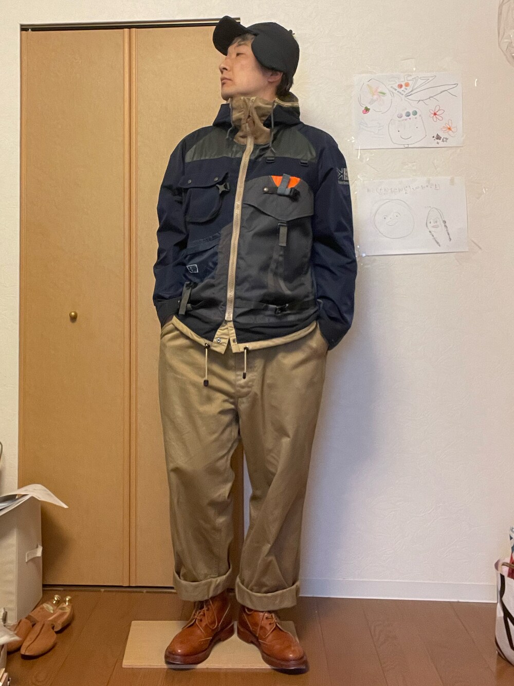 「Nigel Cabournのアイテム（チノパンツ、ブラウン系）」を使った、ikutaroさん（メンズ・177cm）の春コーディネートの1枚目の写真