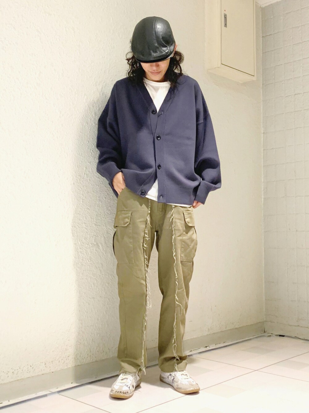 「カーディガン、ビッグシルエット、秋のコーデ、オーバーサイズ、カーキ、カーゴパンツ、休日スタイル、プチプラ、ハンチング、きれいめカジュアル、カジュアルコーデ、ストリートMIX、ジャーマントレーナー、秋コーデ、ラブアンドピース2021」｜「JUNREDの【ルーズシルエット】BIGカーディガン（カーディガン/ボレロ、グレー系）」を使った、もりさん（メンズ・170cm）の秋コーディネートの1枚目の写真