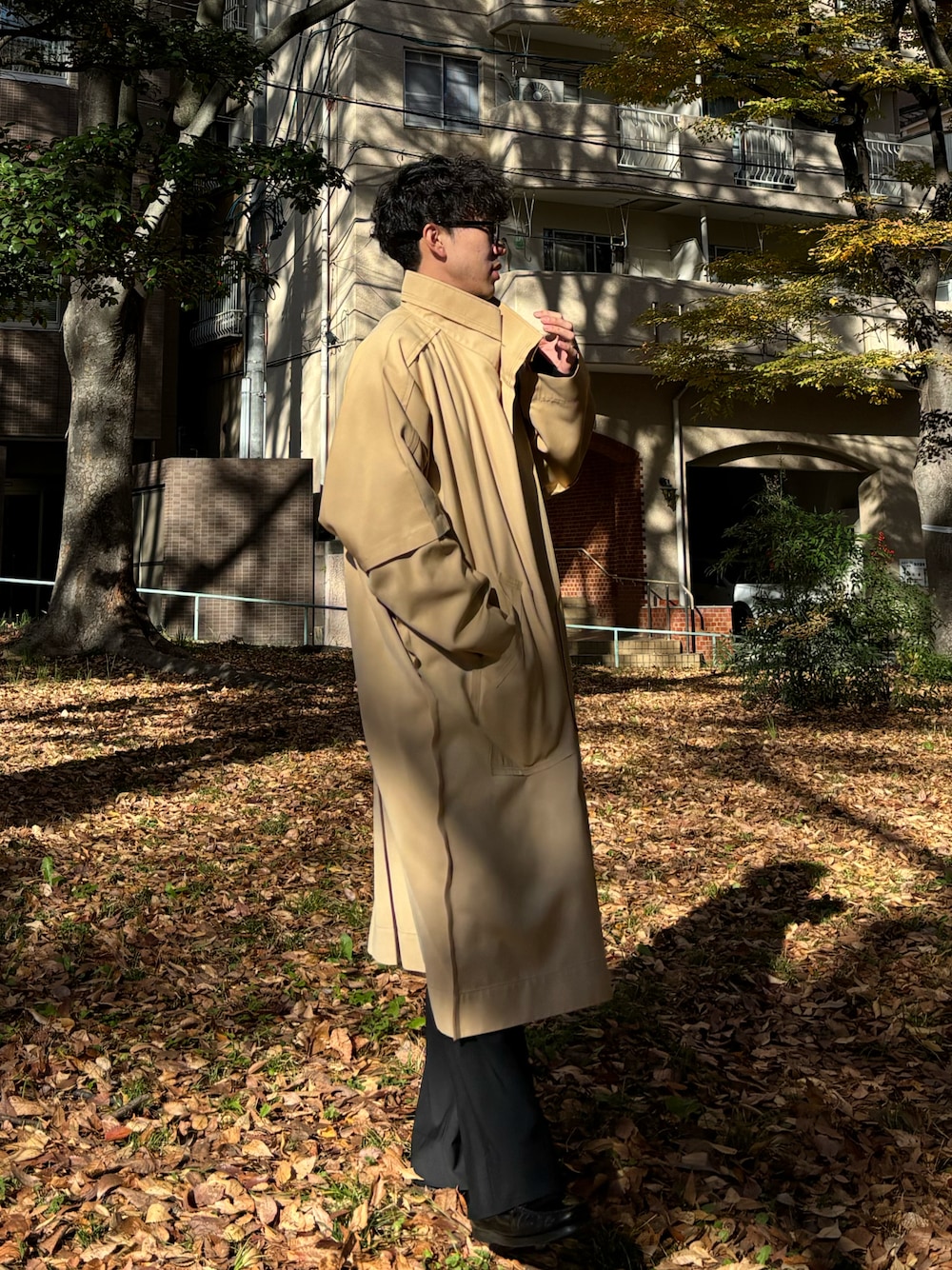 「最近のいい感じコーデ、クリスマスに着たい服、冬、オトナカジュアル、メンズファッション、おしゃれさんと繋がりたい、今日のコーデ、大人コーデ、キレイめ、コート、黒縁メガネ、スラックス、オムプリッセイッセイミヤケ、apartmentthree、LEMAIRE」｜「OLIVER PEOPLESのオリバーピープルズ メガネフレーム Cary Grant /OLIVER PEOPLES（メガネ、ブラウン系）」を使った、Rさん（メンズ・174cm）の冬コーディネートの1枚目の写真