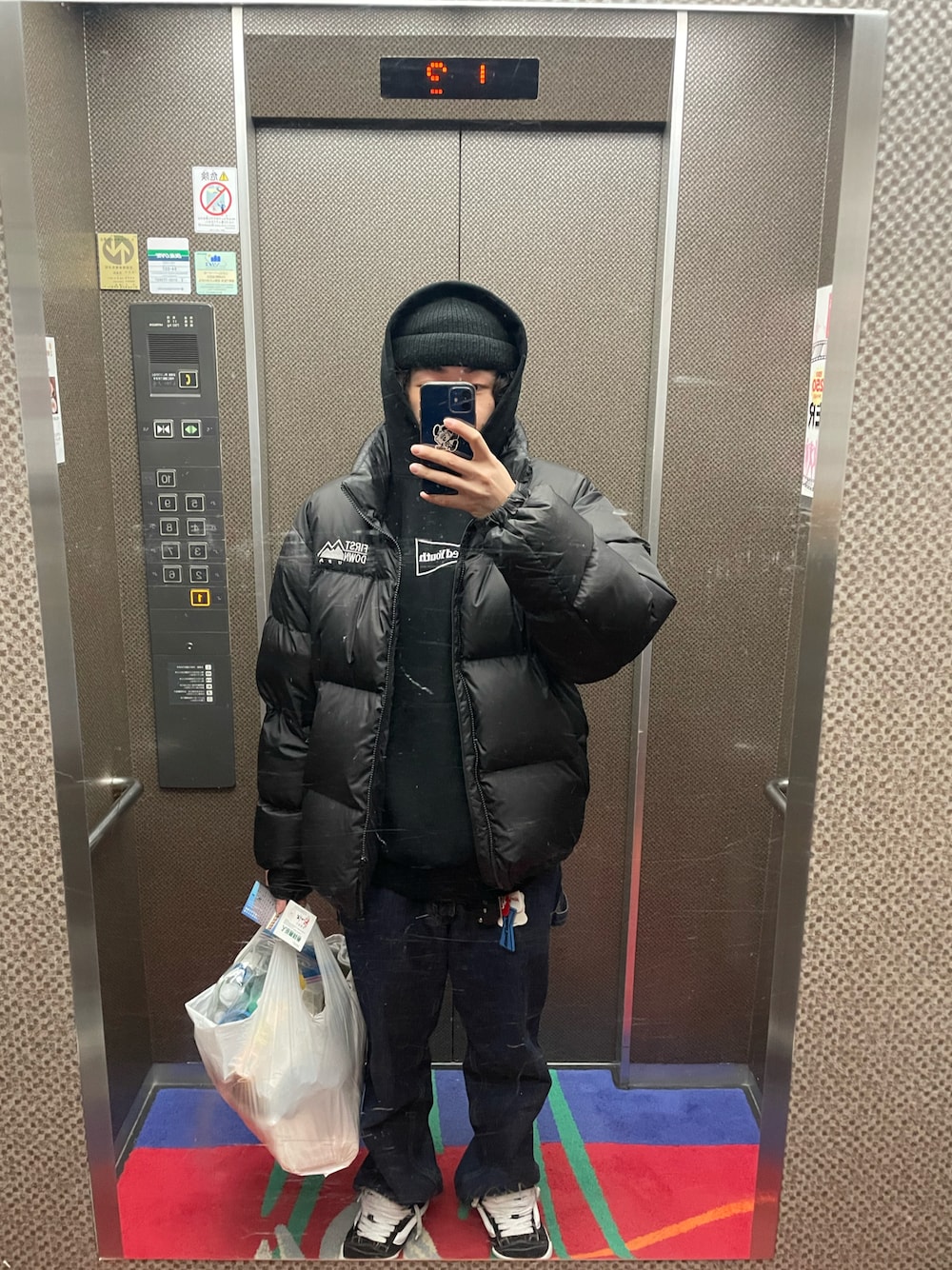 「大人カジュアル、シンプルスタイル、おしゃれさんと繋がりたい、メンズファッション、スニーカー、いいね、save、フォローお願いします🤑」｜「FIRST DOWNのFIRST DOWN/ファーストダウン 別注 バブルダウン（ダウンジャケット/コート、ブラック系）」を使った、けいぼーさん（メンズ・175cm）の冬コーディネートの1枚目の写真
