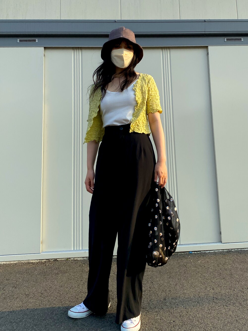 「チューリップハット、春夏コーデ、シンプルコーデ、オトナカジュアル、韓国ファッション、休日スタイル、オトナ女子、ワイドパンツ、アベイル、チュールバッグ、コンバース、プチプラ、プチプラコーデ、ブラウンハット」｜「GUのアイテム（タンクトップ、ホワイト系）」を使った、あっかんさん（レディース・158cm）の春コーディネートの1枚目の写真