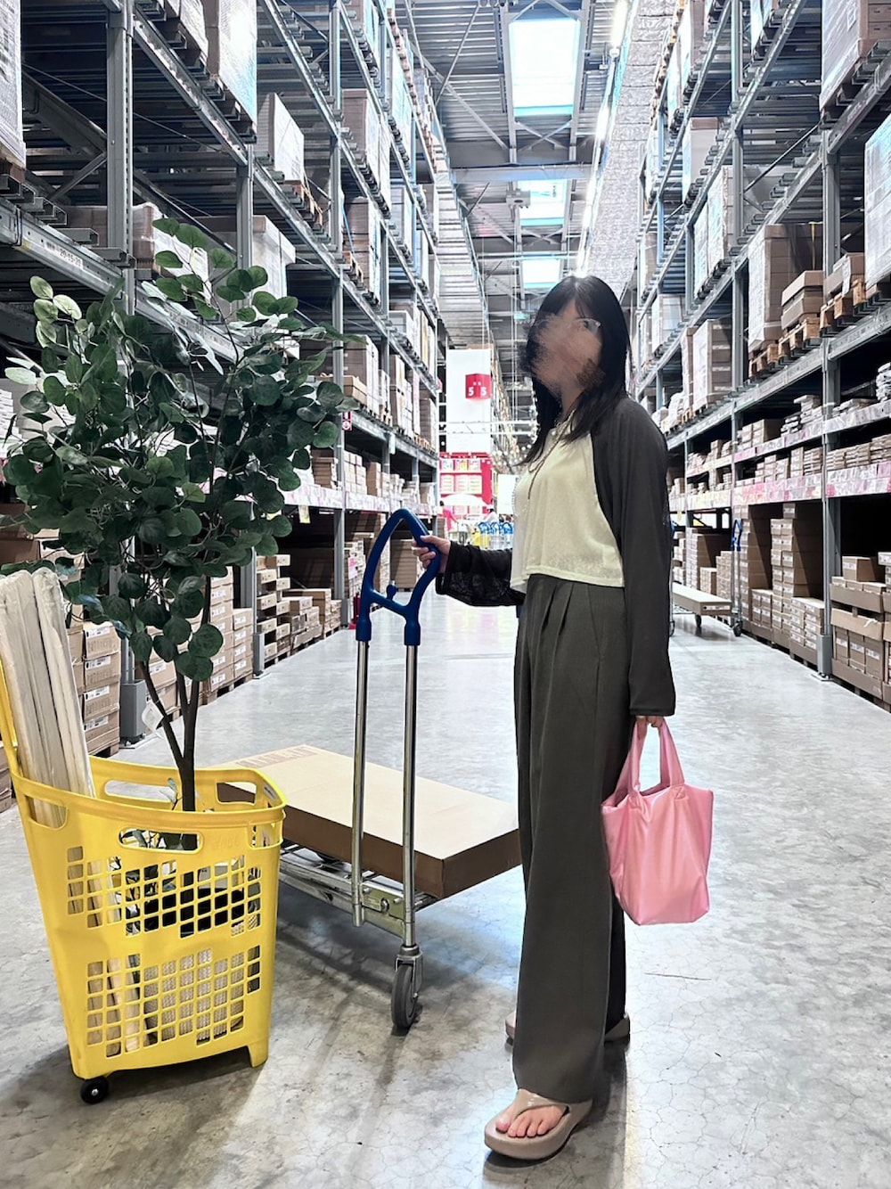「IKEA、シンプルコーデ、プチプラ、メタルバッグ、ピンクメタル、ピンクバッグ、シアートップス、ワイドパンツ、ワイドスラックス、ノームコア、ウーフォス、大人コーデ、モノトーン」｜「Availのアイテム（Tシャツ/カットソー、グレー系）」を使った、あっかんさん（レディース・158cm）の夏コーディネートの1枚目の写真