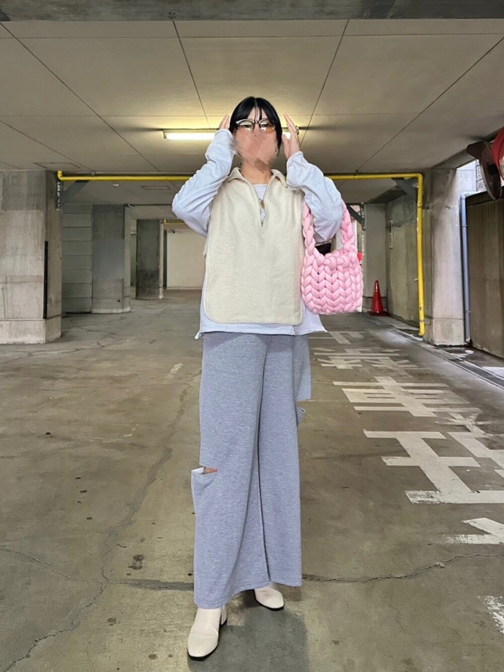 「お出かけコーデ、スウェットパンツ、カットスウェット、ブーツ、マンドゥバッグ、デニムコート、ベストスタイル、プチプラ、プチプラコーデ、アベイル、しまむら」｜「Availのアイテム（バッグ、ピンク系）」を使った、あっかんさん（レディース・158cm）の冬コーディネートの1枚目の写真