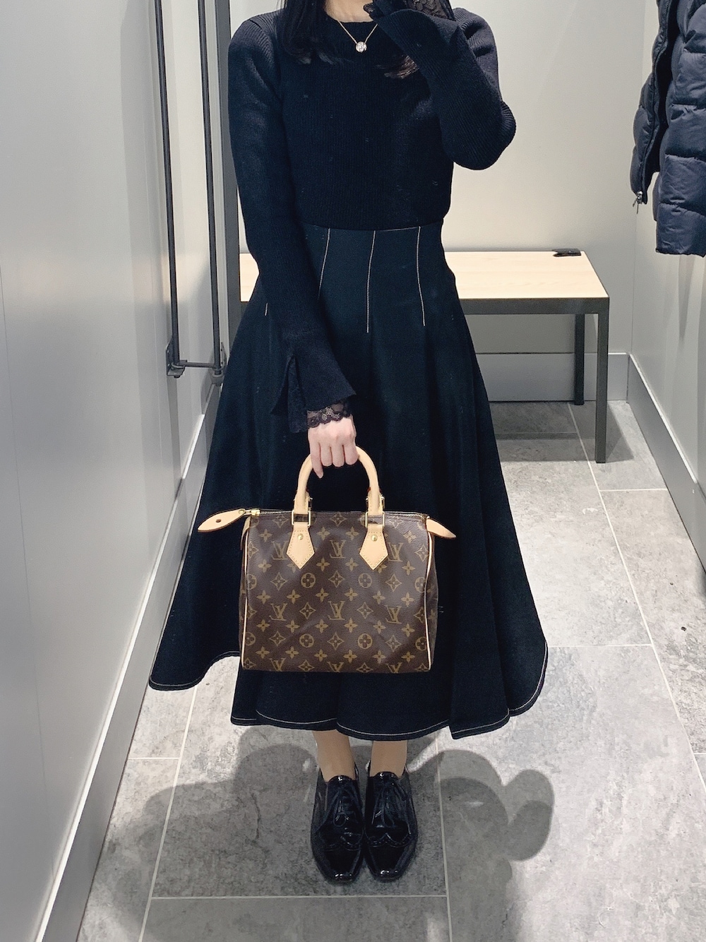 「私の推しブランド、LouisVuitton、冬コーデ、オトナカジュアル、休日コーデ、低身長コーデ、大人コーデ、ボストンバッグ、ブラック、ブラックコーデ、ワントーンコーデ、ルイヴィトン、noela、furfur、黒」｜「Noelaのレース切替スリーブニット（ニット/セーター、ブラック系）」を使った、pinoさん（レディース・156cm）の冬コーディネートの1枚目の写真