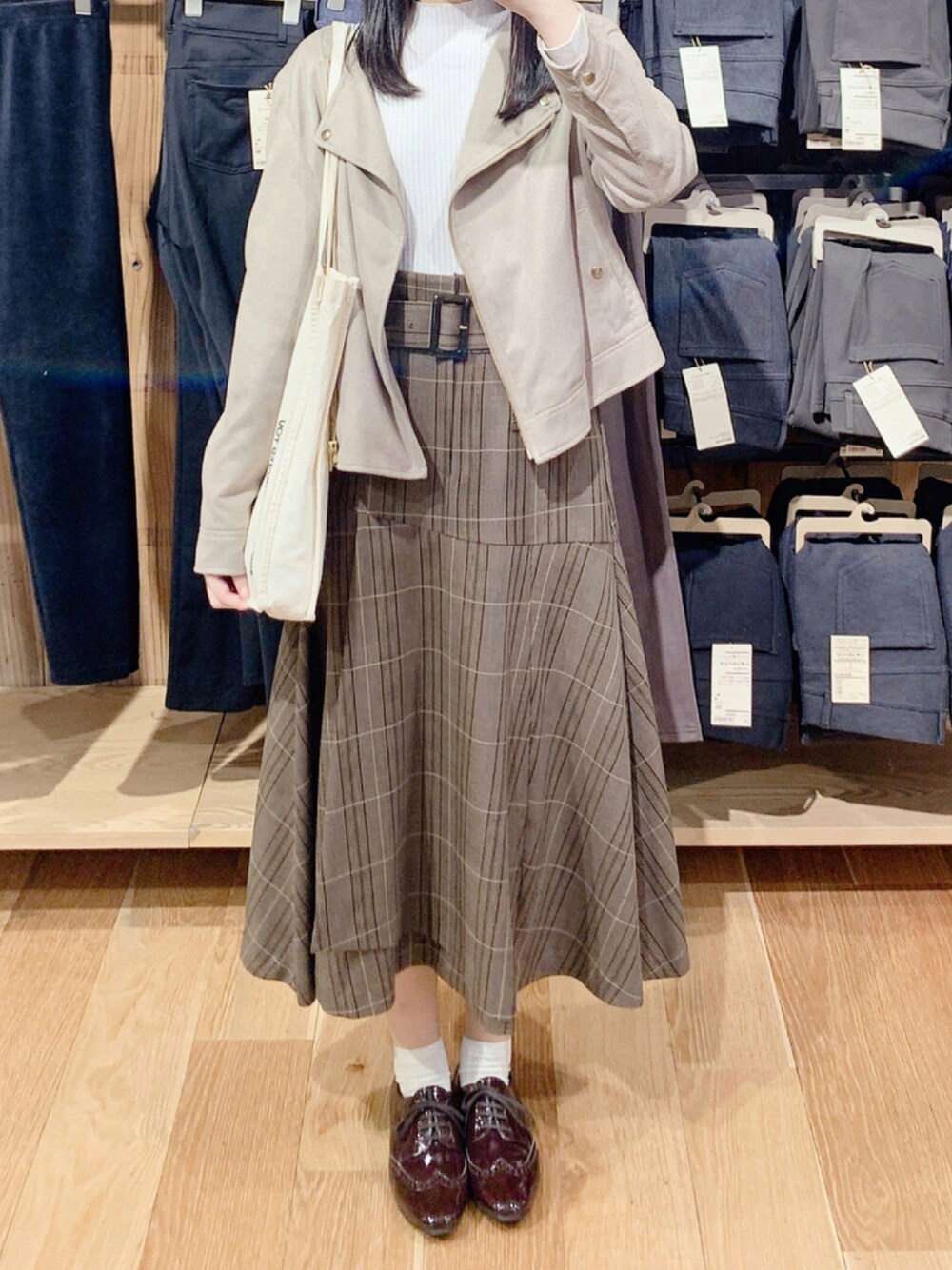 「トートバッグ、ワントーンコーデ、ベージュ、秋のコーデ、snidel、レースアップシューズ、ブラウン、休日コーデ、大人女子、ブラウンコーデ、noela、低身長コーデ、オトナカジュアル、秋コーデ、AdeVivre」｜「SNIDELのシンプルパフスリリブニット（ニット/セーター、ホワイト系）」を使った、pinoさん（レディース・156cm）の秋コーディネートの1枚目の写真
