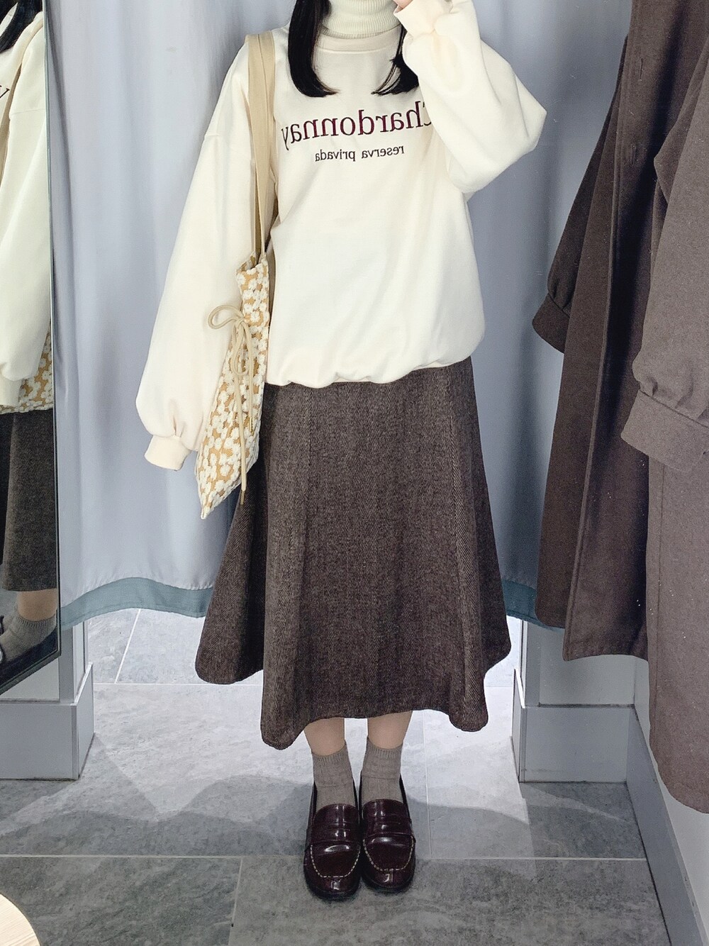「クリスマスに着たい服、楽チンコーデ、ゆったりコーデ、今日のコーデ、お出かけコーデ、ワントーンコーデ、低身長、リラックススタイル、オーバーサイズ、スウェット、マーメイドスカート、moitytto、dholic、ローファー、冬コーデ」｜「DHOLICのアイテム（スウェット、ホワイト系）」を使った、pinoさん（レディース・156cm）の冬コーディネートの1枚目の写真