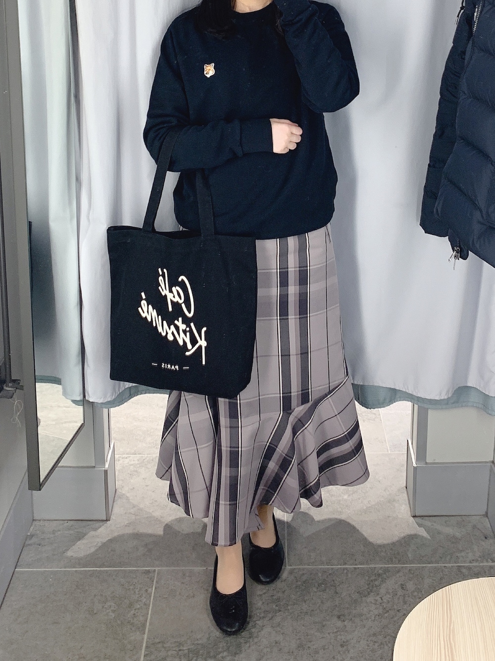 「春コーデ、ゆるコーデ、カジュアル、シンプル、ブラック、低身長コーデ、バレエシューズ、ブラックコーデ、きれいめカジュアル、マーメイドスカート、チェックスカート、スウェット、トートバッグ、MAISON KITSUNE、Mila Owen」｜「Maison KitsuneのSWEATSHIRT FOX HEAD PATCH（スウェット、ブラック系）」を使った、pinoさん（レディース・156cm）の春コーディネートの1枚目の写真