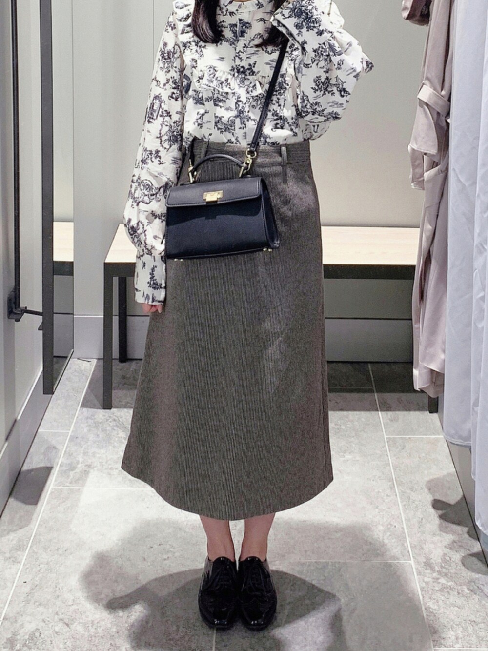「ワントーンコーデ、秋のコーデ、黒、モノトーン、snidel、furfur、大人コーデ、秋服、モノトーンコーデ、大人ガーリー、今日のコーデ、秋コーデ、おしゃれさんと繋がりたい、トワルドジュイ、だから秋服が好き」｜「FURFURのトワルドジュイブラウス（シャツ/ブラウス、ブラック系）」を使った、pinoさん（レディース・156cm）の秋コーディネートの1枚目の写真