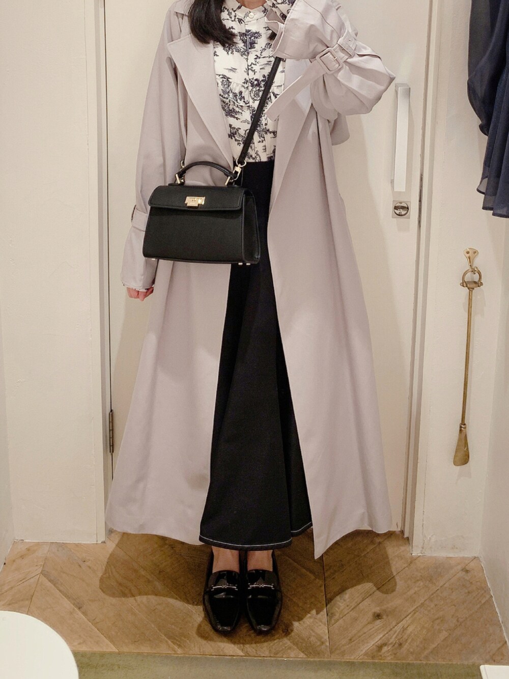 「ブラック、トレンチコート、ショルダーバッグ、秋のコーデ、snidel、大人カジュアル、furfur、大人コーデ、おでかけ、ootd、大人ガーリー、低身長コーデ、秋コーデ、トワルドジュイ、だから秋服が好き」｜「FURFURのトワルドジュイブラウス（シャツ/ブラウス、ブラック系）」を使った、pinoさん（レディース・156cm）の秋コーディネートの1枚目の写真