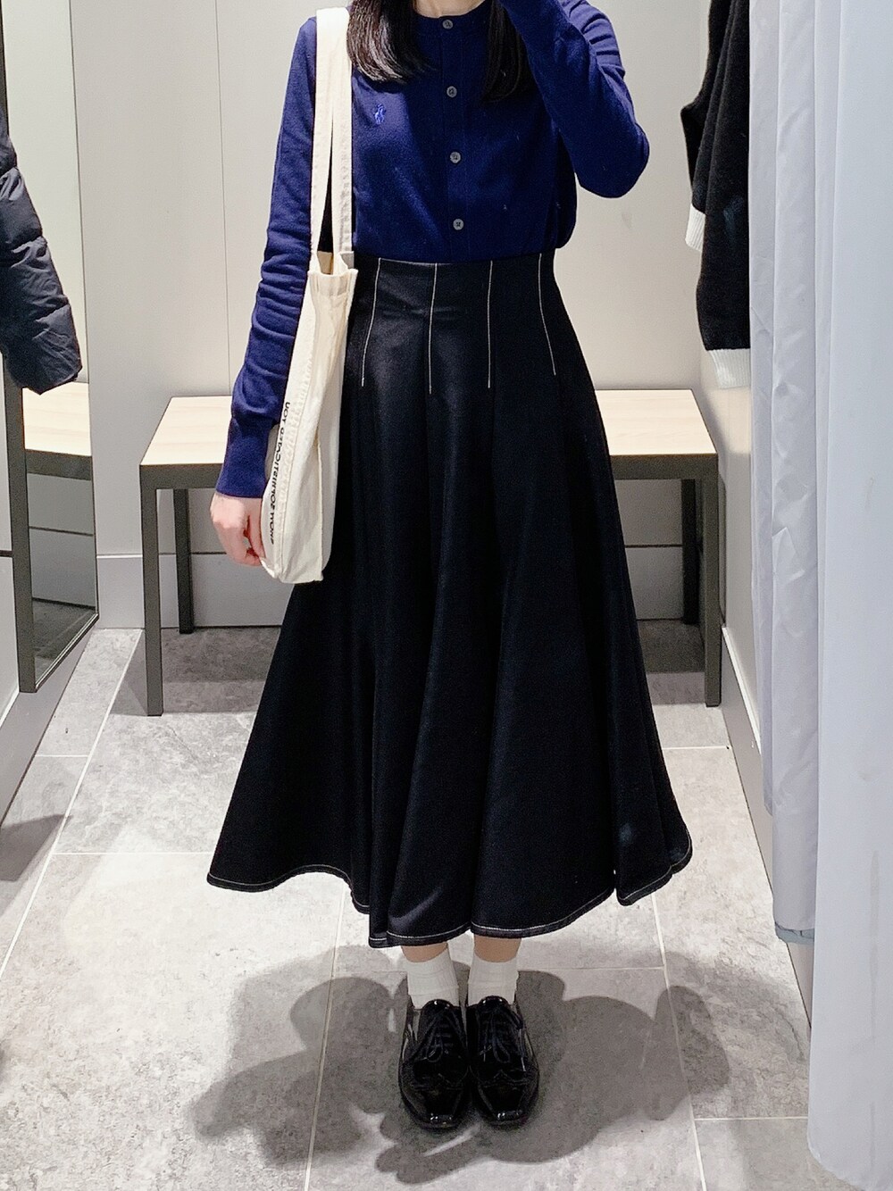 「トートバッグ、フレアスカート、シンプル、秋のコーデ、レースアップシューズ、大人カジュアル、furfur、タックイン、ラルフローレン、きれいめカジュアル、Ralph Lauren、低身長、大人ガーリー、オトナカジュアル、冬のコーデ」｜「POLO RALPH LAURENのコットン カーディガン セーター（カーディガン/ボレロ、ブルー系）」を使った、pinoさん（レディース・156cm）の冬コーディネートの1枚目の写真