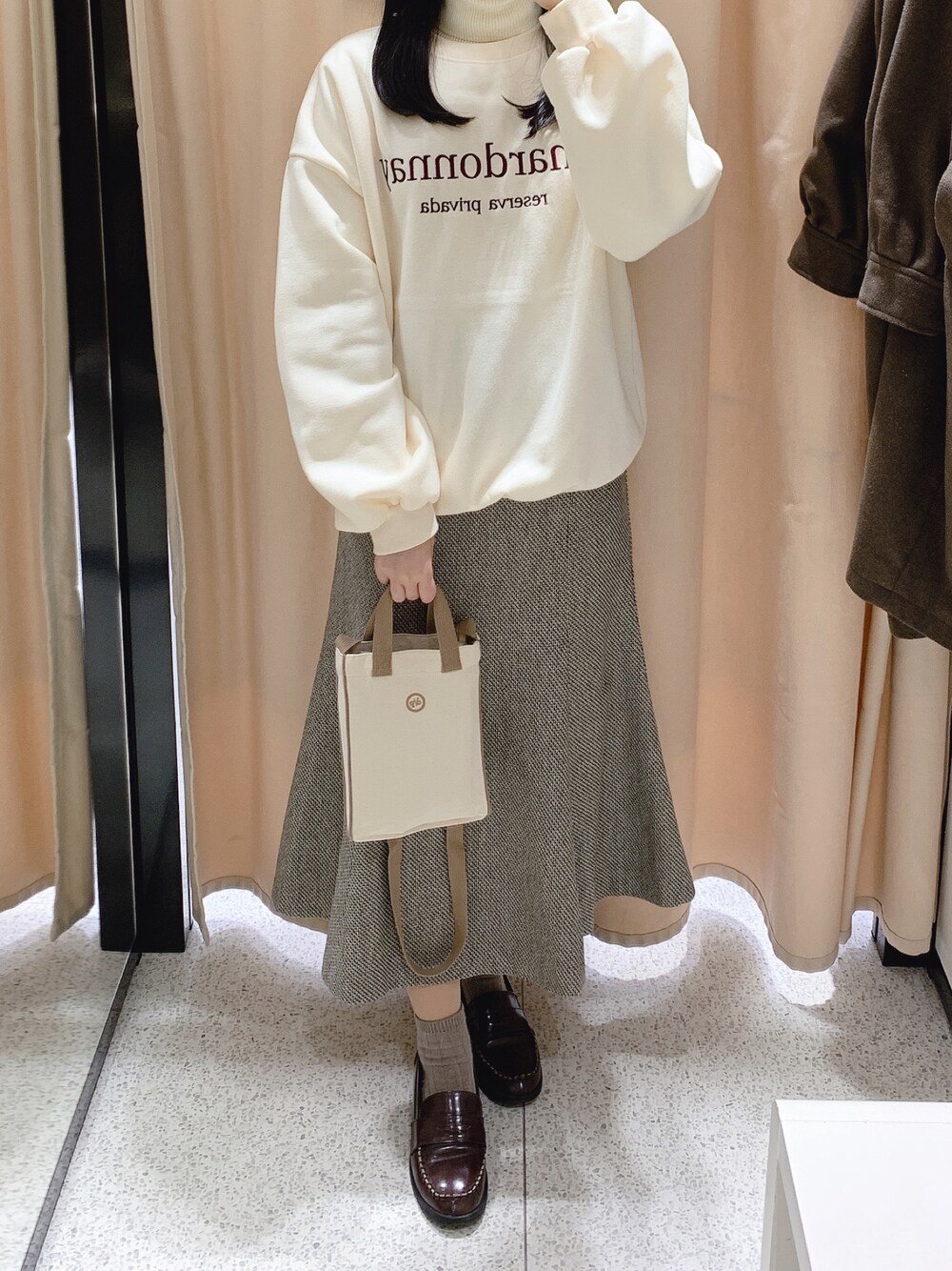 「休日スタイル、ゆるコーデ、カジュアル、ビッグシルエット、プチプラコーデ、プチプラ、ootd、スウェット、低身長、ワントーンコーデ、淡色コーデ、低身長コーデ、dholic、FREE'S MART、ベージュ」｜「DHOLICのアイテム（スウェット、ホワイト系）」を使った、pinoさん（レディース・156cm）の冬コーディネートの1枚目の写真