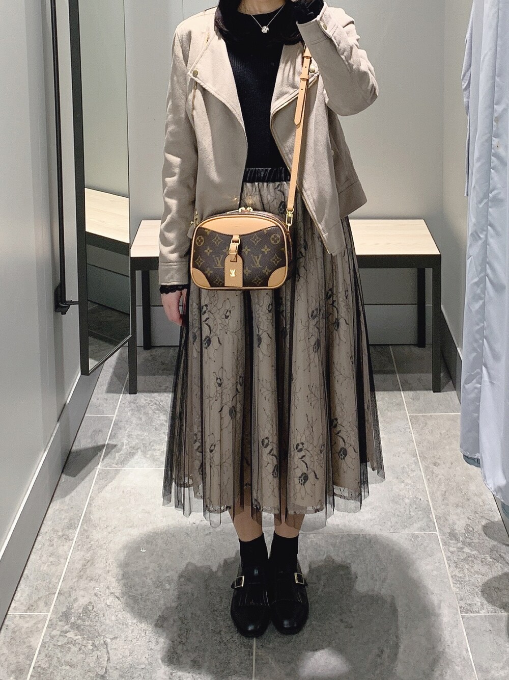 「春服みてみて、休日スタイル、シンプルコーデ、ブラック、低身長コーデ、ootd、春アウター、ライダース、LouisVuitton、ルイヴィトン、チュールスカート、ワントーンコーデ、フレアスカート、ショルダーバッグ、春コーデ」｜「AG by aquagirlのフェイクスウェードライダースジャケット（ライダースジャケット、ベージュ系）」を使った、pinoさん（レディース・156cm）の春コーディネートの1枚目の写真