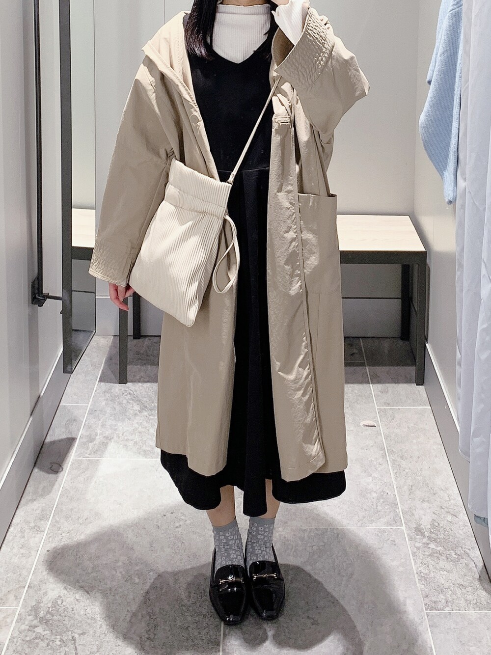 「シンプル、大人カジュアル、ジャンパースカート、巾着バッグ、きれいめカジュアル、ゆったりコーデ、秋服、低身長、カジュアルガーリー、カジュアルコーデ、ehka sopo、studio clip、着回しコーデ、秋コーデ、moitytto」｜「moi tyttoのハイネックメロウトップス（Tシャツ/カットソー、ベージュ系）」を使った、pinoさん（レディース・156cm）の秋コーディネートの1枚目の写真