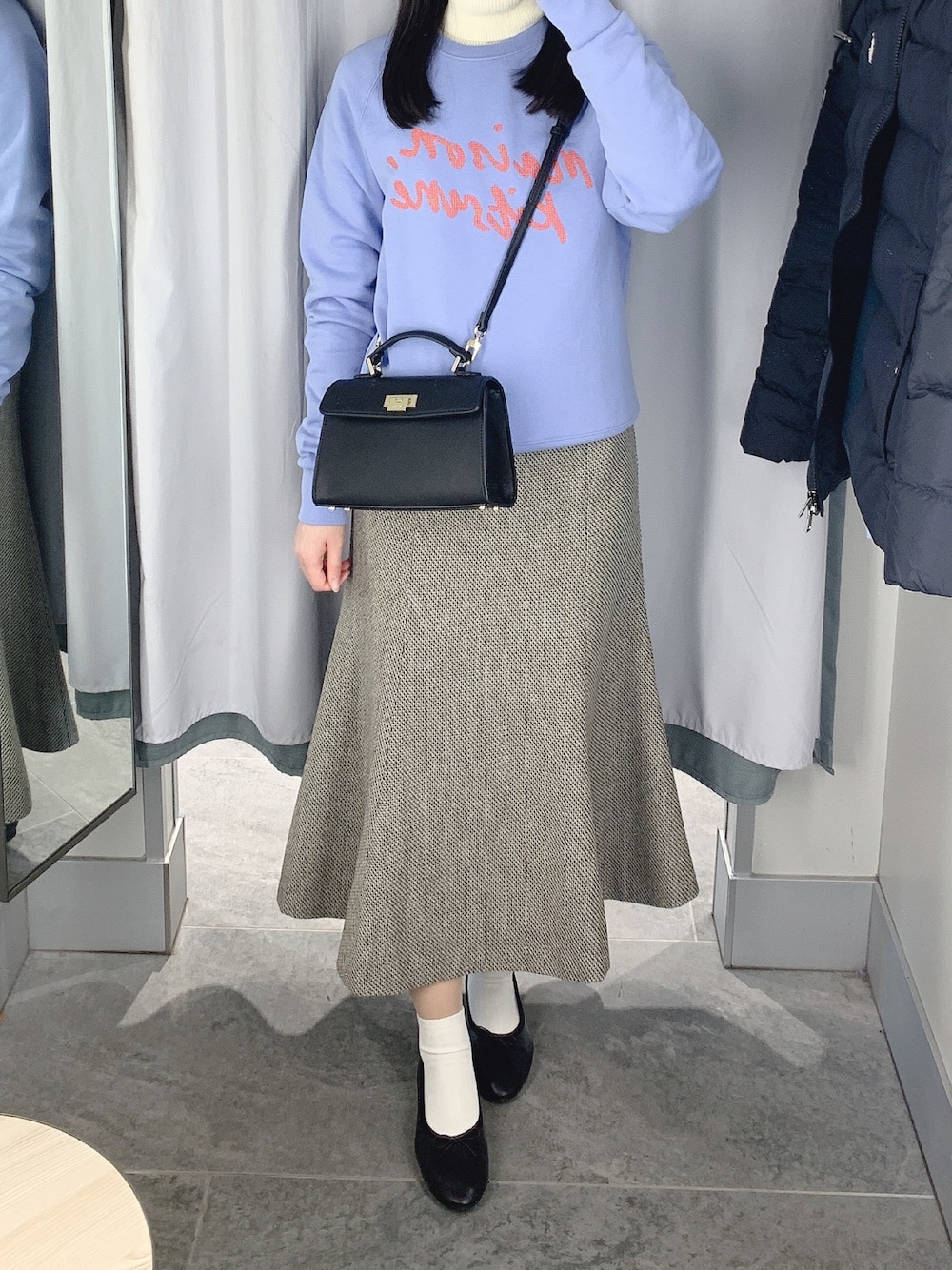 ブルー系のスウェット、ブラック系のショルダーバッグ、ホワイト系のニット/セーターを着用したレディースの冬コーディネートの1枚目の写真