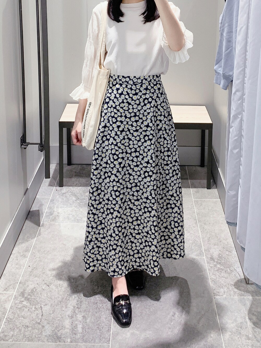 「オトナ女子、低身長コーデ、オトナカジュアル、ootd、お仕事コーデ、natural couture、GU、プチプラ、プチプラコーデ、トートバッグ、白トートバッグ、シンプル、シンプルコーデ、きれいめカジュアル、キレイめ」｜「GUのアイテム（スカート、ブルー系）」を使った、pinoさん（レディース・156cm）の秋コーディネートの1枚目の写真