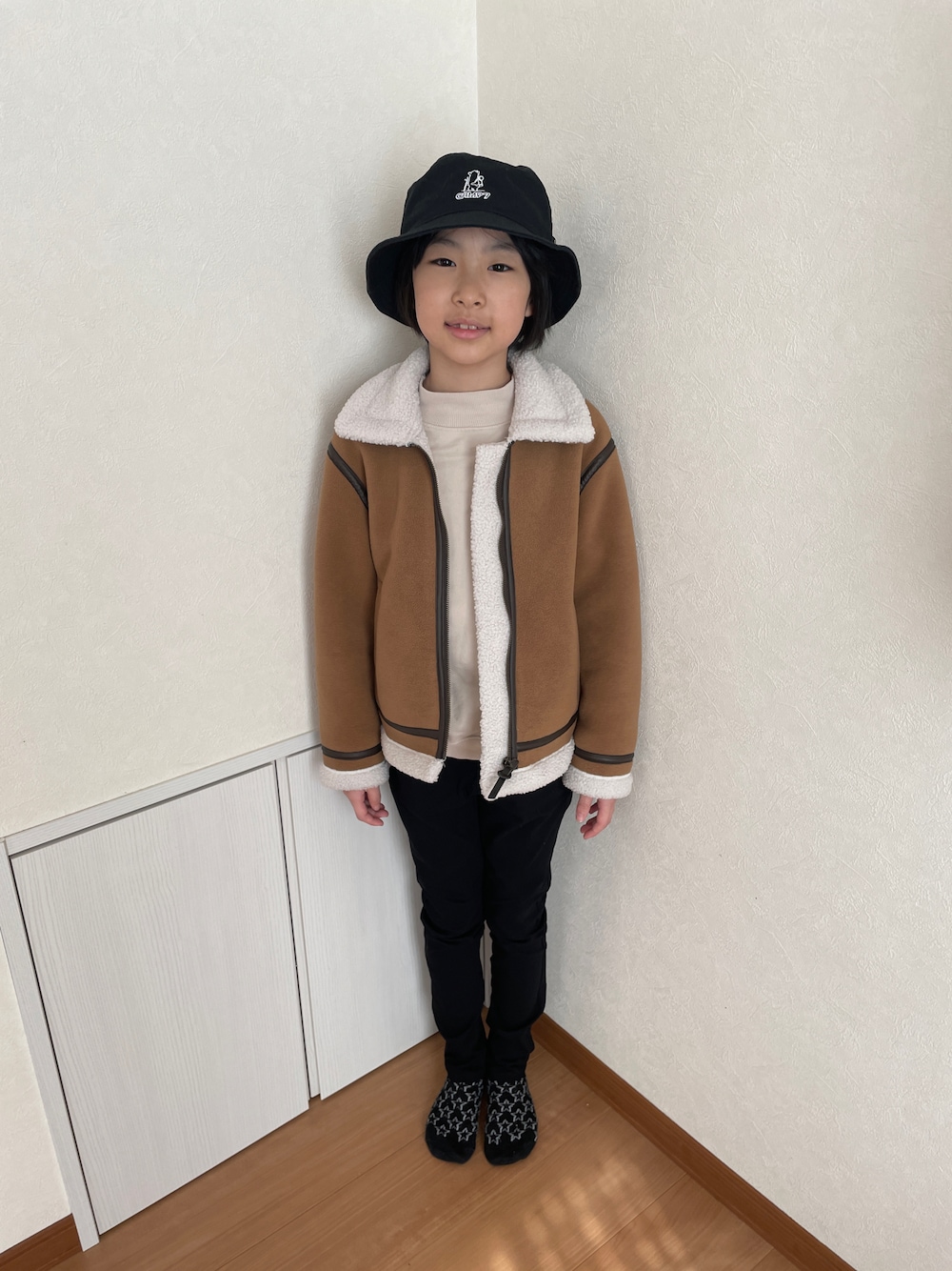 「オトナカジュアル」｜「BRANSHESの【プレミアムストレッチ】ロングパンツ（チノパンツ、ブラック系）」を使った、neppiiさん（キッズ・135cm）の春コーディネートの1枚目の写真