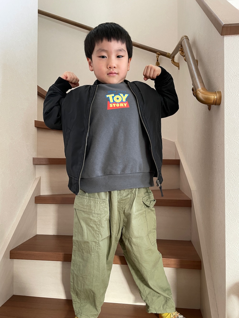 「オトナカワイイ、チノパン」｜「BREEZEのワイドパンツ ジュニア 8分丈（その他パンツ、グリーン系）」を使った、neppiiさん（キッズ・100cm）の春コーディネートの1枚目の写真