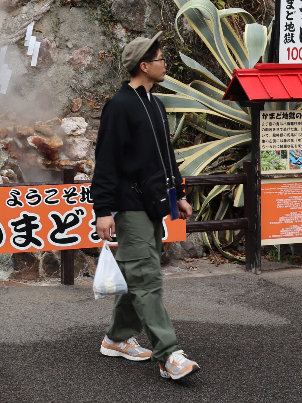 「休日コーデ、シンプル、スニーカー、大人コーデ、おしゃれさんと繋がりたい、カーゴパンツ」｜「BAYFLOWのアイテム（パンツ、グリーン系）」を使った、m♡sさん（メンズ・170cm）の春コーディネートの1枚目の写真