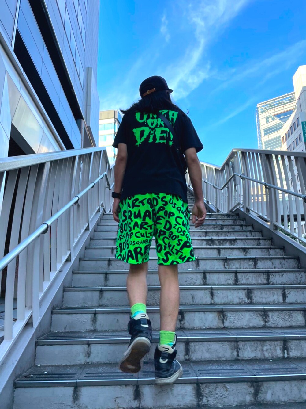 「休日スタイル、バンドT、緑、グリーン、バックドロップシンデレラ、DSQUARED2、Diesel、LouisVuitton、キャップ」｜「DIESELのアイテム（スニーカー、ブラック系）」を使った、hachiさん（メンズ・186cm）の秋コーディネートの1枚目の写真