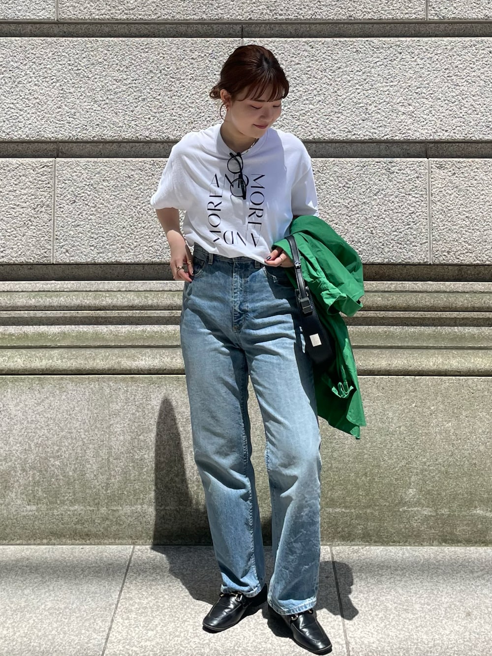 「休日スタイル、プチプラ、デニム、ミニバッグ、きれいめカジュアル、Tシャツ、白Tシャツ、カジュアルコーデ、お出かけコーデ、riberry、デニムパンツ、夏コーデ、大人カジュアル、今日のコーデ、ローファー」｜「RiberryのGILDAN スクエアロゴプリントT（Tシャツ/カットソー、ホワイト系）」を使った、nanakaさん（骨格ストレート・レディース・155cm）の夏コーディネートの1枚目の写真