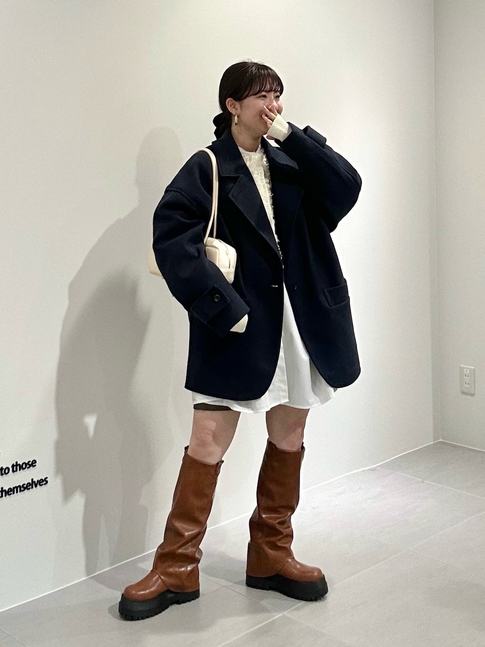 「冬アウター、ニット、ロングブーツ、ショートパンツ、きれいめカジュアル、お出かけコーデ、今日のコーデ、真冬のあったかスタイル、チョコ色に染まれ、デートコーデ、冬コーデ、カーディガン、ショルダーバッグ、レイヤードスタイル、ミニスカート」｜「KBFのコクーンミドルコート（ステンカラーコート、ブルー系）」を使った、nanakaさん（骨格ストレート・レディース・155cm）の冬コーディネートの1枚目の写真