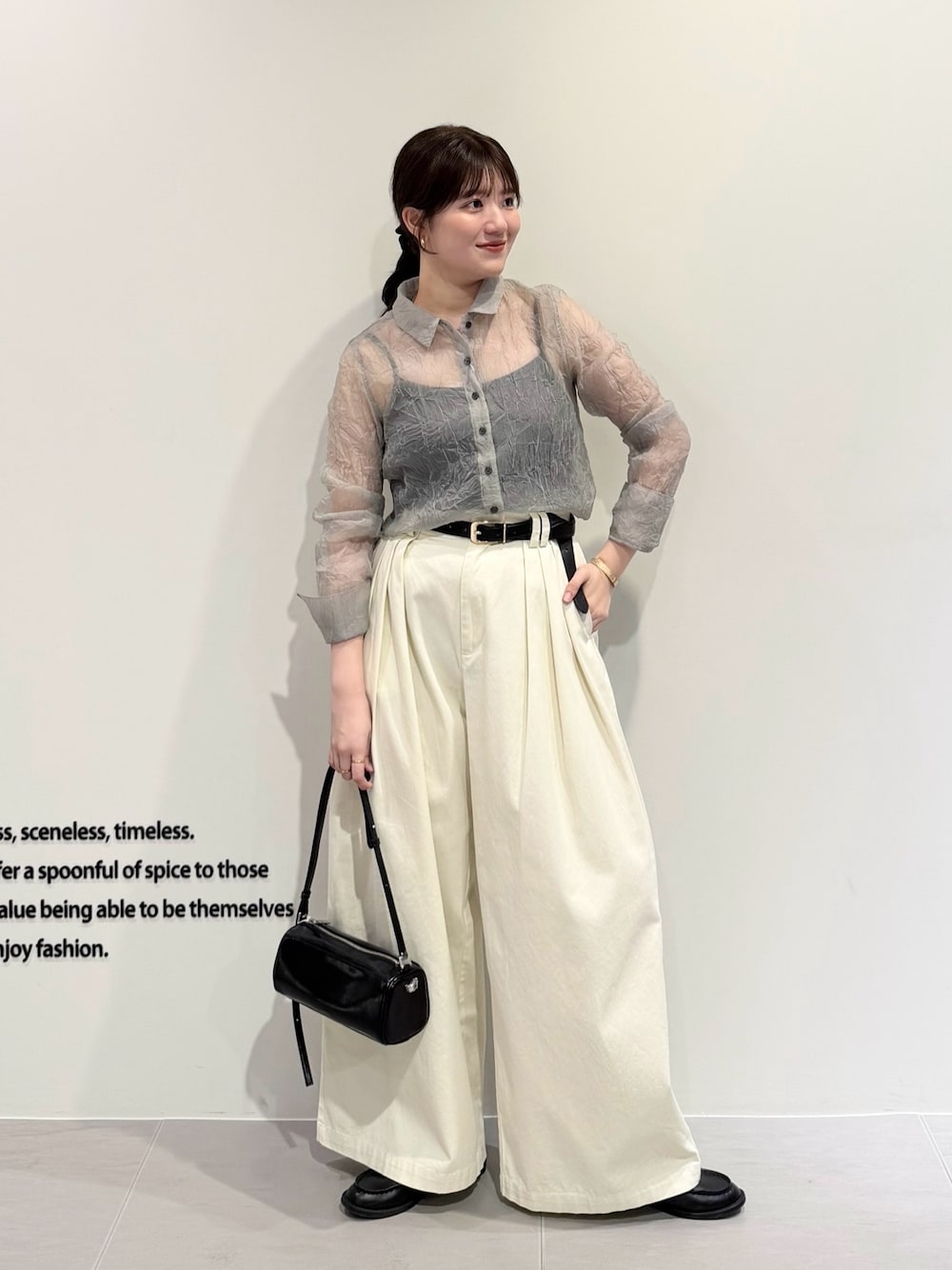 グレー系のシャツ/ブラウス、ホワイト系のその他パンツ、ブラック系のショルダーバッグを着用したレディースの春コーディネートの1枚目の写真