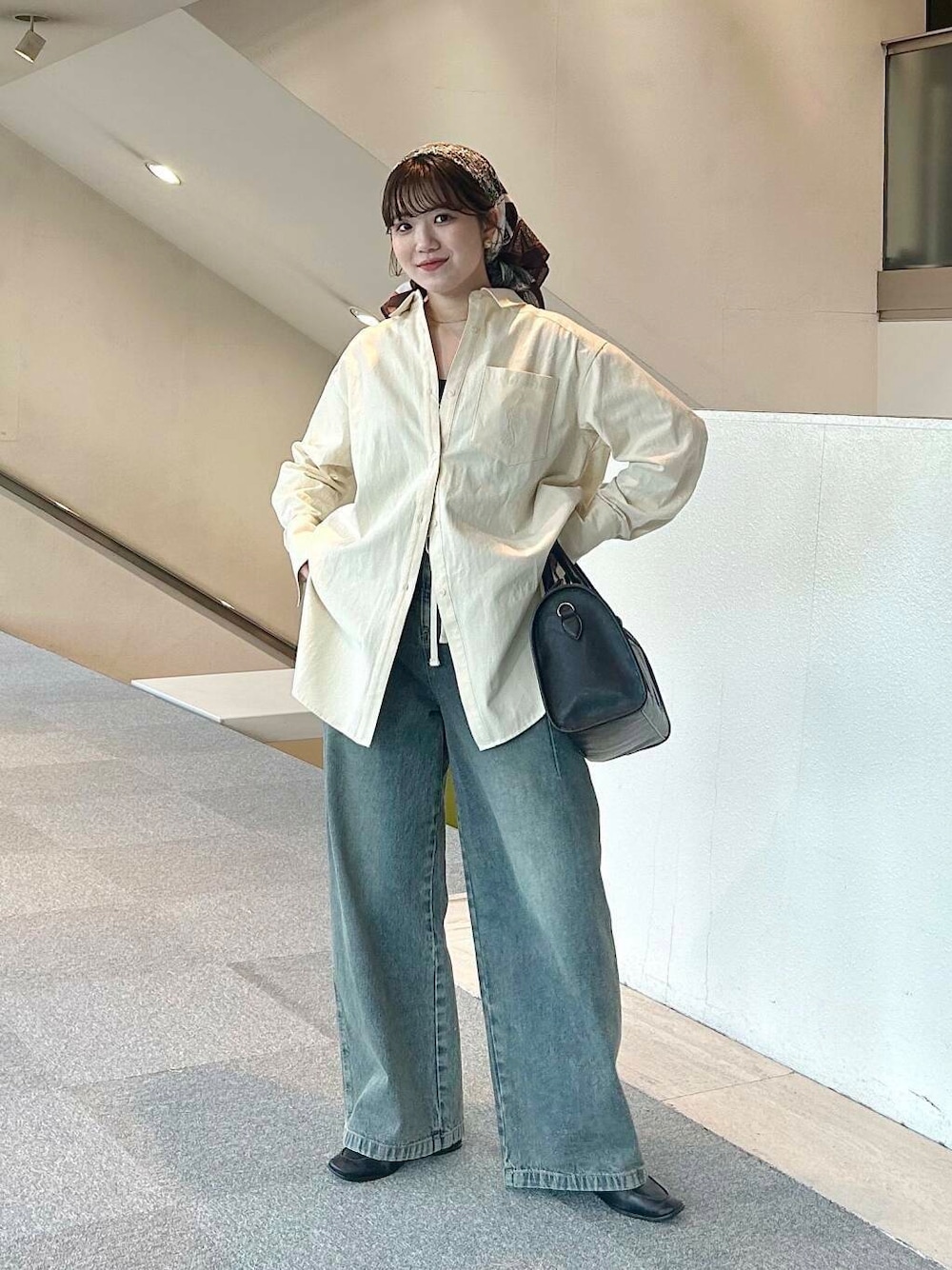 きちんと感のある襟付きシャツとルーズシルエットのデニムを合わせた、きれいめカジュアルコーデです。シャツに身体のラインを拾わないハリのある素材を選んで、骨格ストレートのスタイルを活かしたシルエットに。