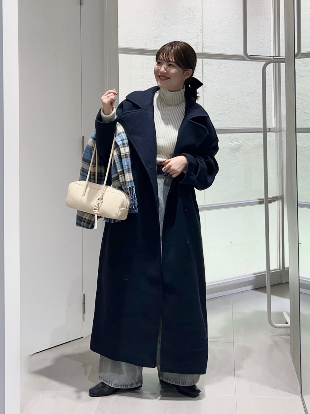 「タートルネック、ロングコート、冬アウター、最近のいい感じコーデ、プチプラ、ショルダーバッグ、冬コーデ、きれいめカジュアル、お出かけコーデ、ニット帽、ニット、オトナカジュアル、ボストンバッグ、おでかけコーデ、キレイめ」｜「KBFの『UR TECH』illi　ランダムRIBハイネックニット（ニット/セーター、ホワイト系）」を使った、nanakaさん（骨格ストレート・レディース・155cm）の秋コーディネートの1枚目の写真