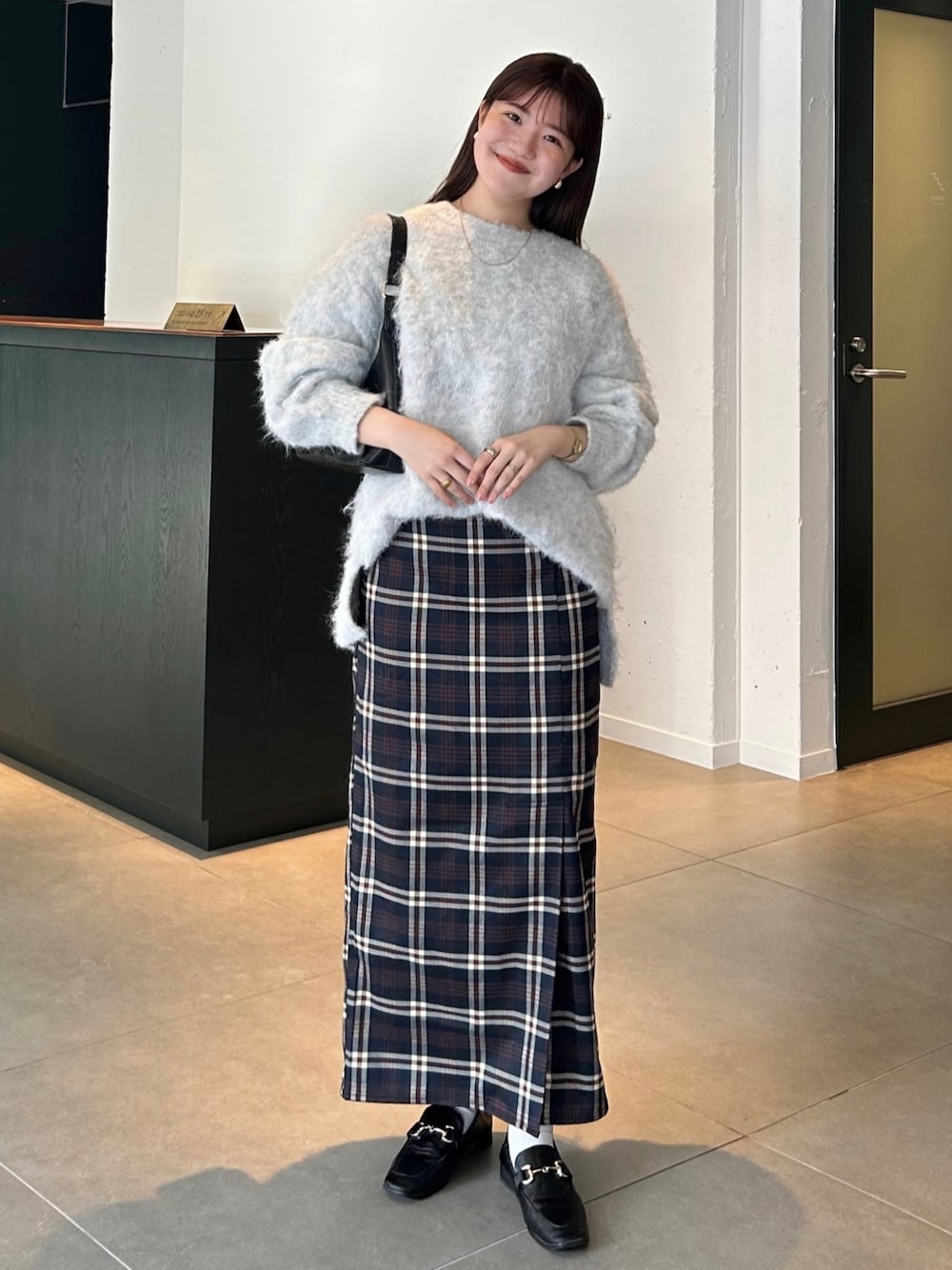 「ファッションを楽しもう、今日のコスメと服、モノトーン、ビッグシルエット、お出かけコーデ、プチプラ、きれいめカジュアル、冬コーデ、秋冬コーデ、休日スタイル、WEARyouthコーデ、チェック、ロングスカート、ニット、タイトスカート」｜「Edit Sheenのサイドベルトチェックロングスカート（スカート、ブルー系）」を使った、nanakaさん（骨格ストレート・レディース・155cm）の秋コーディネートの1枚目の写真