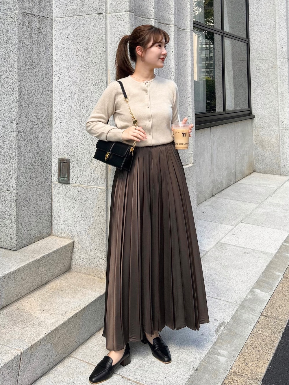 「お出かけコーデ、今日のコスメと服、秋服準備はじめました、淡色コーデ、ショルダーバッグ、カラー×コーデ、ロングスカート、ブラウン、休日スタイル、初秋コーデ、カーディガン、プリーツスカート、プチプラ、ローファー、秋服まるっと大公開」｜「Riberryのヴィンテージサテンプリーツスカート（スカート、ブラウン系）」を使った、nanakaさん（骨格ストレート・レディース・155cm）の夏コーディネートの1枚目の写真