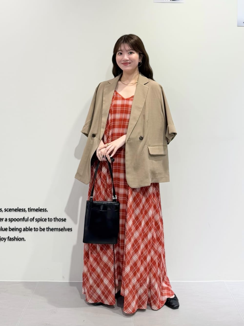 レッド系のワンピース、ベージュ系のその他アウター、ブラック系のショルダーバッグを着用したレディースの夏コーディネートの1枚目の写真