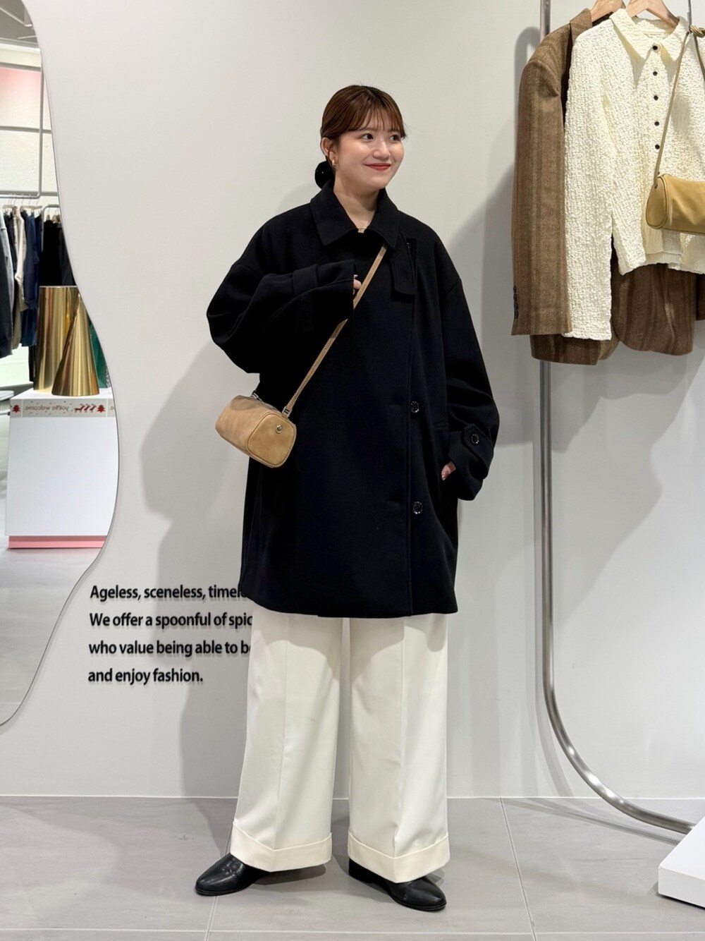 ブラック系のその他アウター、ホワイト系のその他パンツ、イエロー系のショルダーバッグを着用したレディースの冬コーディネートの1枚目の写真