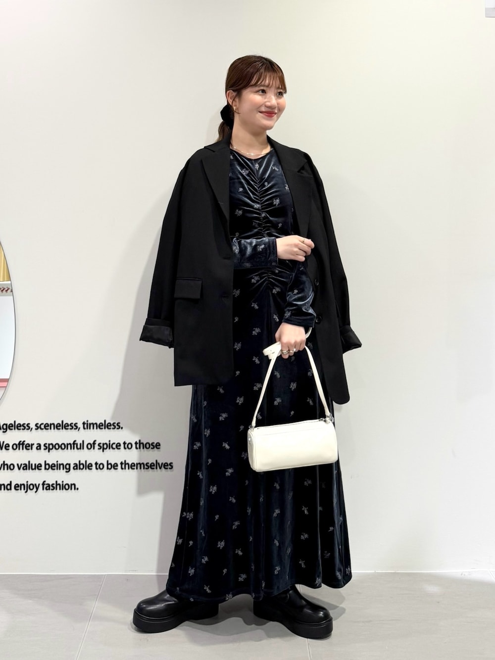 グレー系のワンピース、ブラック系のブーツ、ブラック系のその他アウターを着用したレディースの秋コーディネートの1枚目の写真