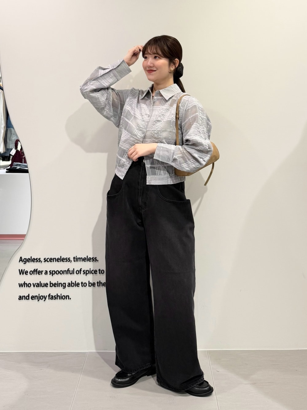 ブラック系のデニムパンツ、グレー系のシャツ/ブラウス、ホワイト系のキャミソールを着用したレディースの春コーディネートの1枚目の写真