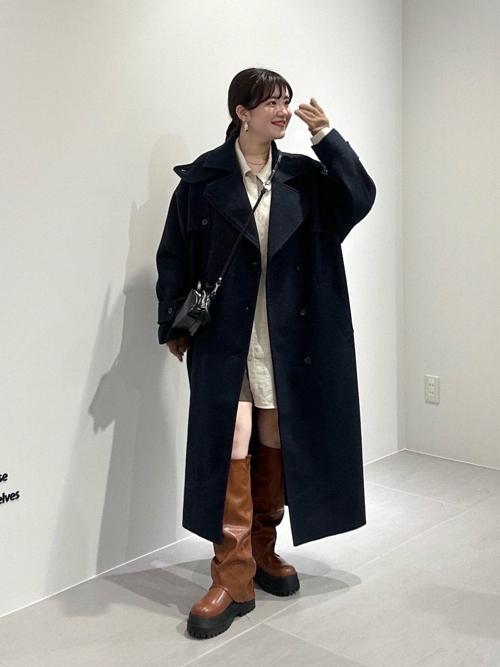 「プチプラ、冬アウター、レイヤードスタイル、ロングブーツ、チェスターコート、ロングコート、ネイビーコーデ、きれいめカジュアル、キレイめ、カジュアルガーリー、カジュアルコーデ、オトナカジュアル、オトナ女子、お出かけコーデ、骨格ストレート」｜「KBFの『2サイズ展開』コクーンロングコート（ステンカラーコート、ブルー系）」を使った、nanakaさん（骨格ストレート・レディース・155cm）の冬コーディネートの1枚目の写真