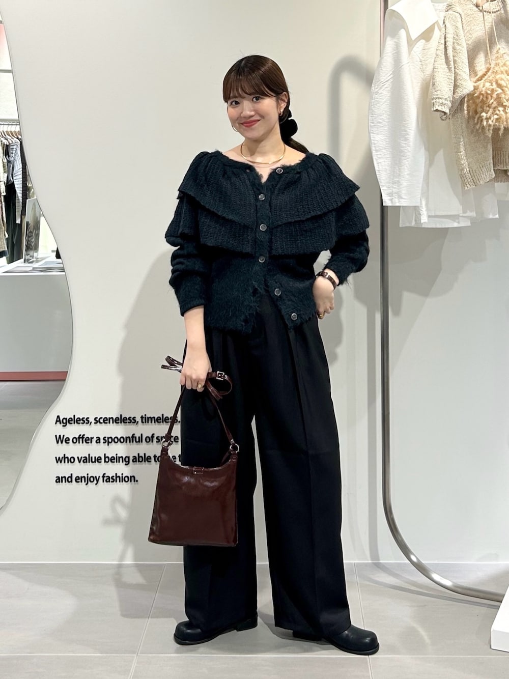 ブラック系のブーツ、ブラウン系のショルダーバッグ、ブラック系のその他パンツを着用したレディースの秋コーディネートの1枚目の写真