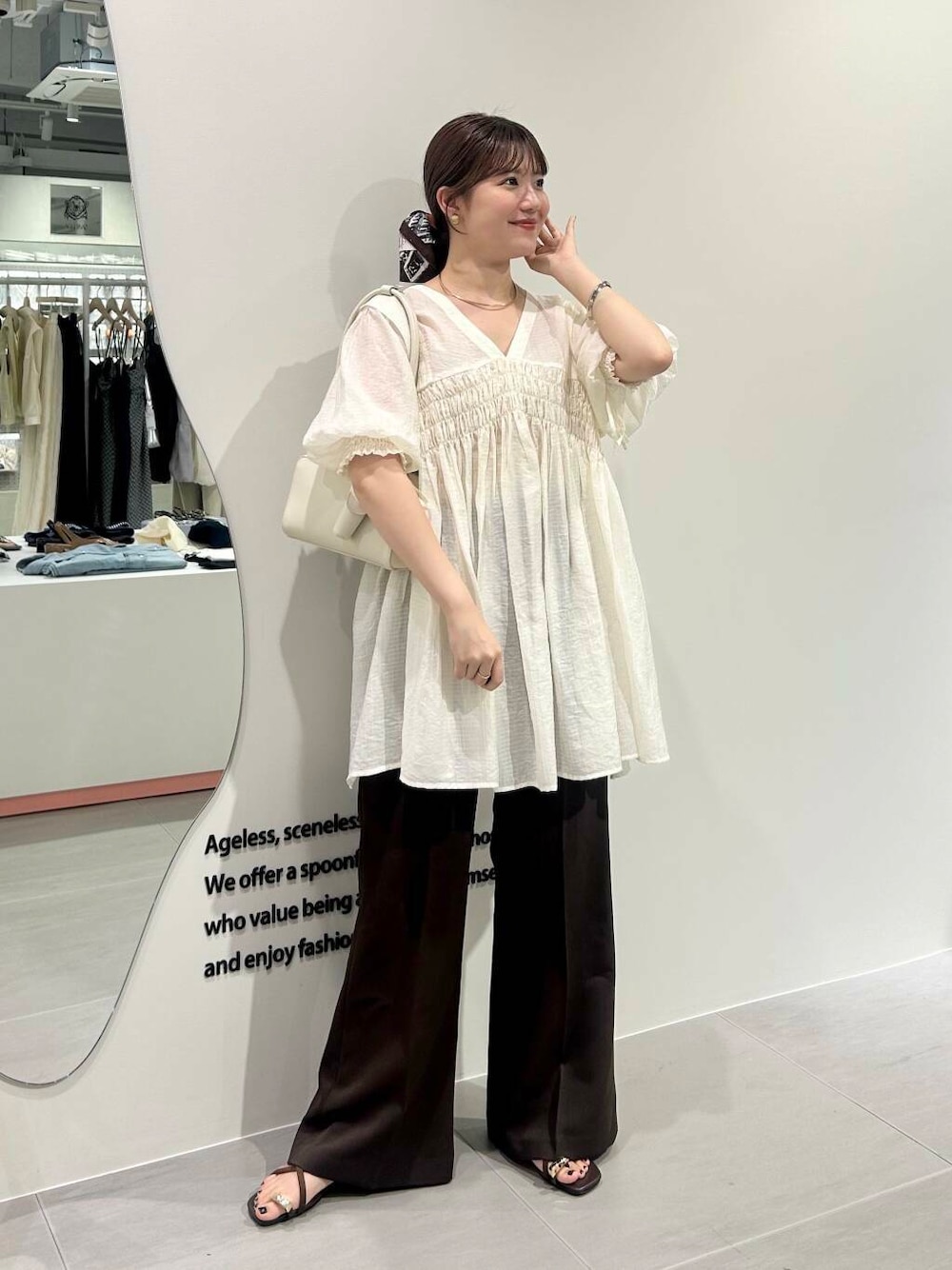 「ワンピース、大人カジュアル、スラックス、きれいめカジュアル、ワントーン、KBF、パンツ、スカーフ、低身長、オフィスカジュアル、フレアパンツ、20代、30代、20代後半、旅行コーデ」｜「KBFのフラワープリントビッグスカーフ（バンダナ/スカーフ、ブラウン系）」を使った、nanakaさん（レディース・155cm）の夏コーディネートの1枚目の写真