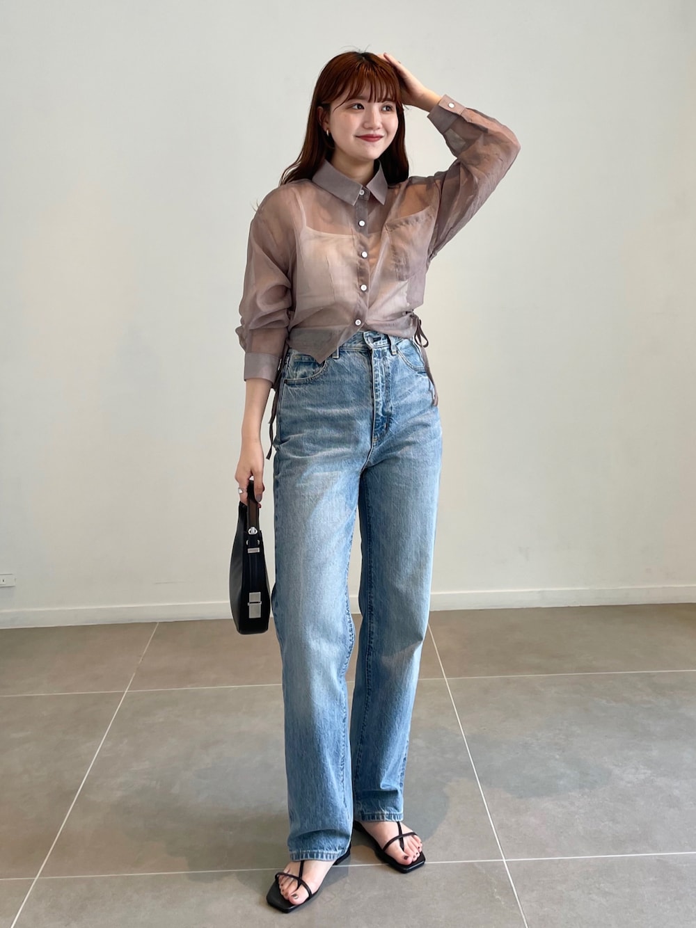 「夏コーデ、デニム、プチプラ、お出かけコーデ、夏セールで買いました、シアートップス、シアーシャツ、ショート丈トップス、ドロスト、シア―ブラウス、シャツスタイル、ショート丈、骨格ストレート、韓国ファッション、カジュアルコーデ」｜「Riberryのドロストシアーシャツ（シャツ/ブラウス、ブラウン系）」を使った、nanakaさん（骨格ストレート・レディース・155cm）の夏コーディネートの1枚目の写真