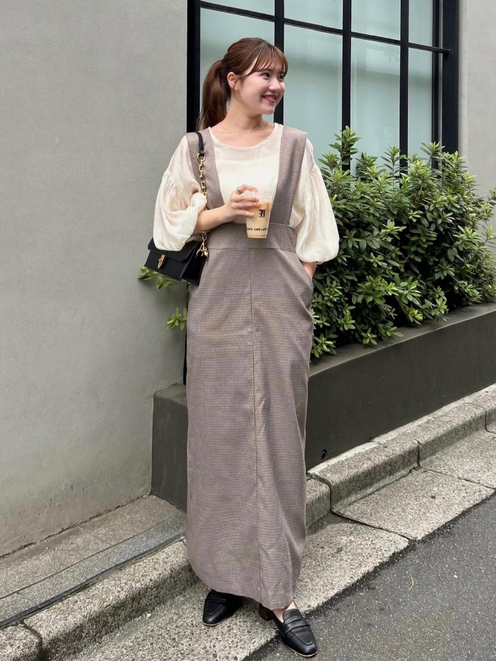 「秋コーデ、レイヤードスタイル、ロングスカート、ブラウン、休日スタイル、チェック、きれいめカジュアル、プチプラ、ローファー、淡色コーデ、ジャンパースカート、ジャンスカ、サロペット、タイトスカート、重ね着ベストシーズン」｜「Riberryのタイトジャンパースカート（ジャンパースカート、ブラウン系）」を使った、nanakaさん（骨格ストレート・レディース・155cm）の秋コーディネートの1枚目の写真