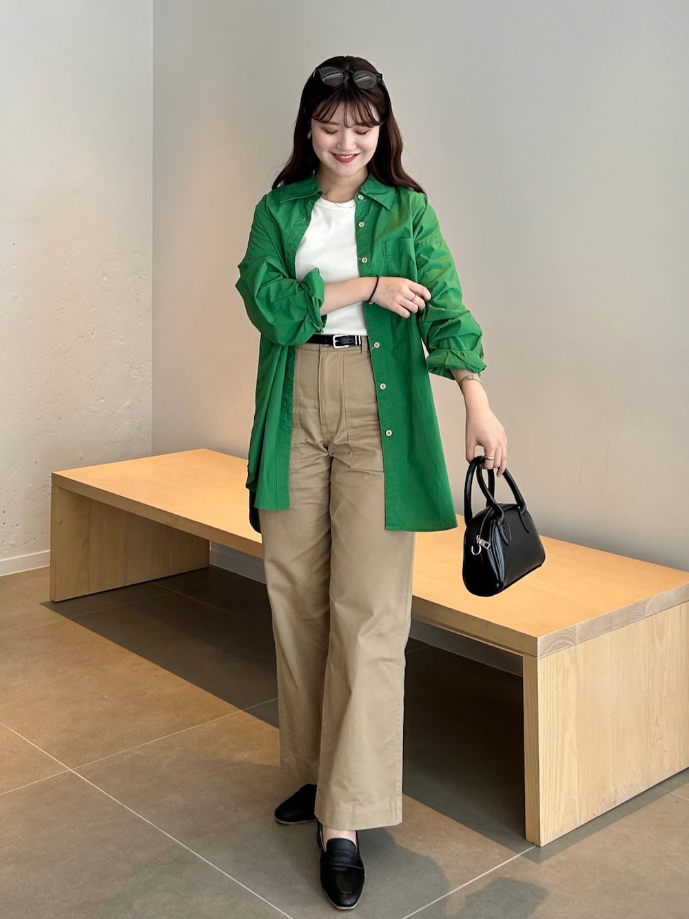 「アツいコーデ全部見せ、プチプラ、ハンドバッグ、WEARyouthコーデ、カラー×コーデ、メガネ女子、ミニバッグ、カラーコーデ、シャツスタイル、シャツコーデ、チノパン、ベイカーパンツ、ローファー、秋服準備はじめました、秋先取りコーデ」｜「Riberryのワイドベイカーパンツ（カーゴパンツ、ベージュ系）」を使った、nanakaさん（骨格ストレート・レディース・155cm）の夏コーディネートの1枚目の写真