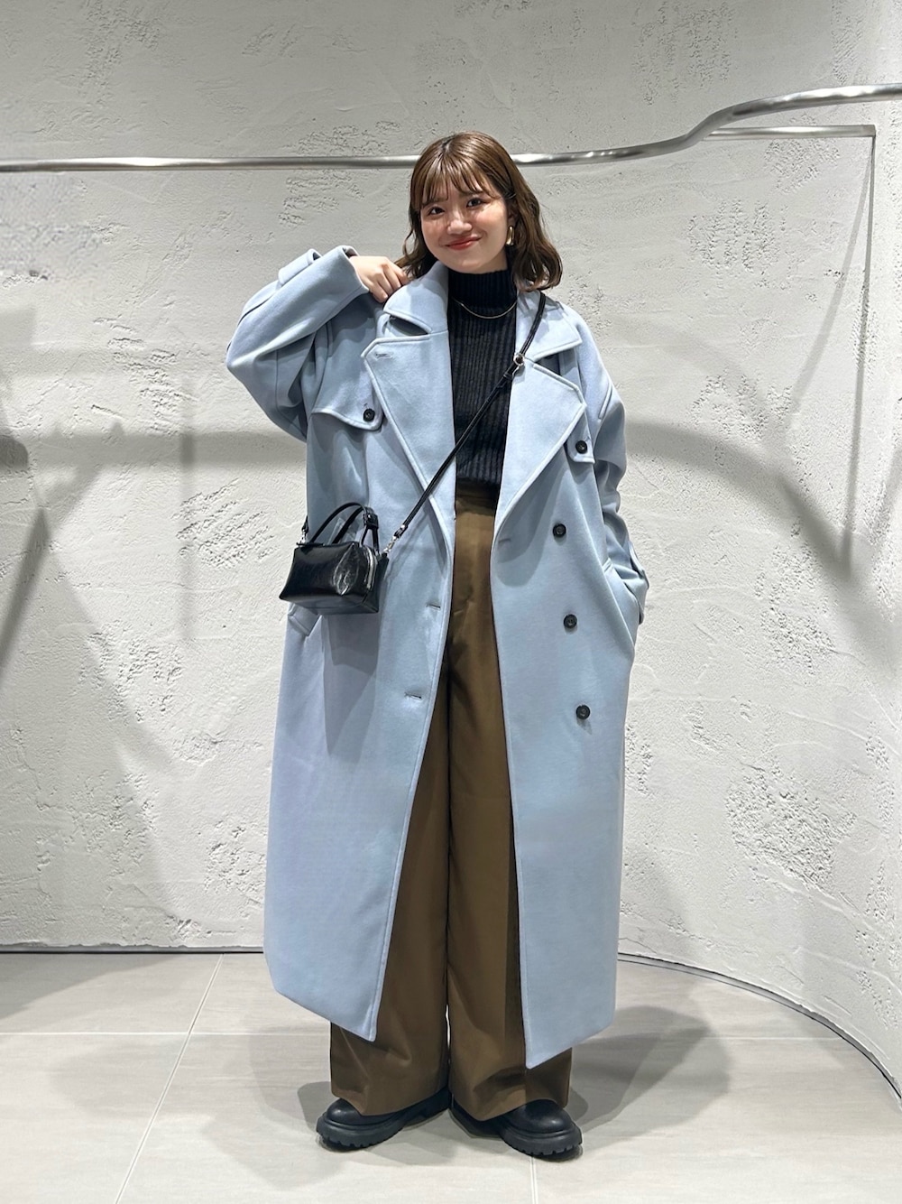 「冬アウター、ニット、ロングコート、ブルー、きれいめカジュアル、お出かけコーデ、オトナ女子、シンプル、真冬のあったかスタイル、チョコ色に染まれ、デートコーデ、オトナカワイイ、ショルダーバッグ、大人コーデ、キレイめ」｜「KBFの『2サイズ展開』コクーンロングコート（ステンカラーコート、ブルー系）」を使った、nanakaさん（骨格ストレート・レディース・155cm）の冬コーディネートの1枚目の写真