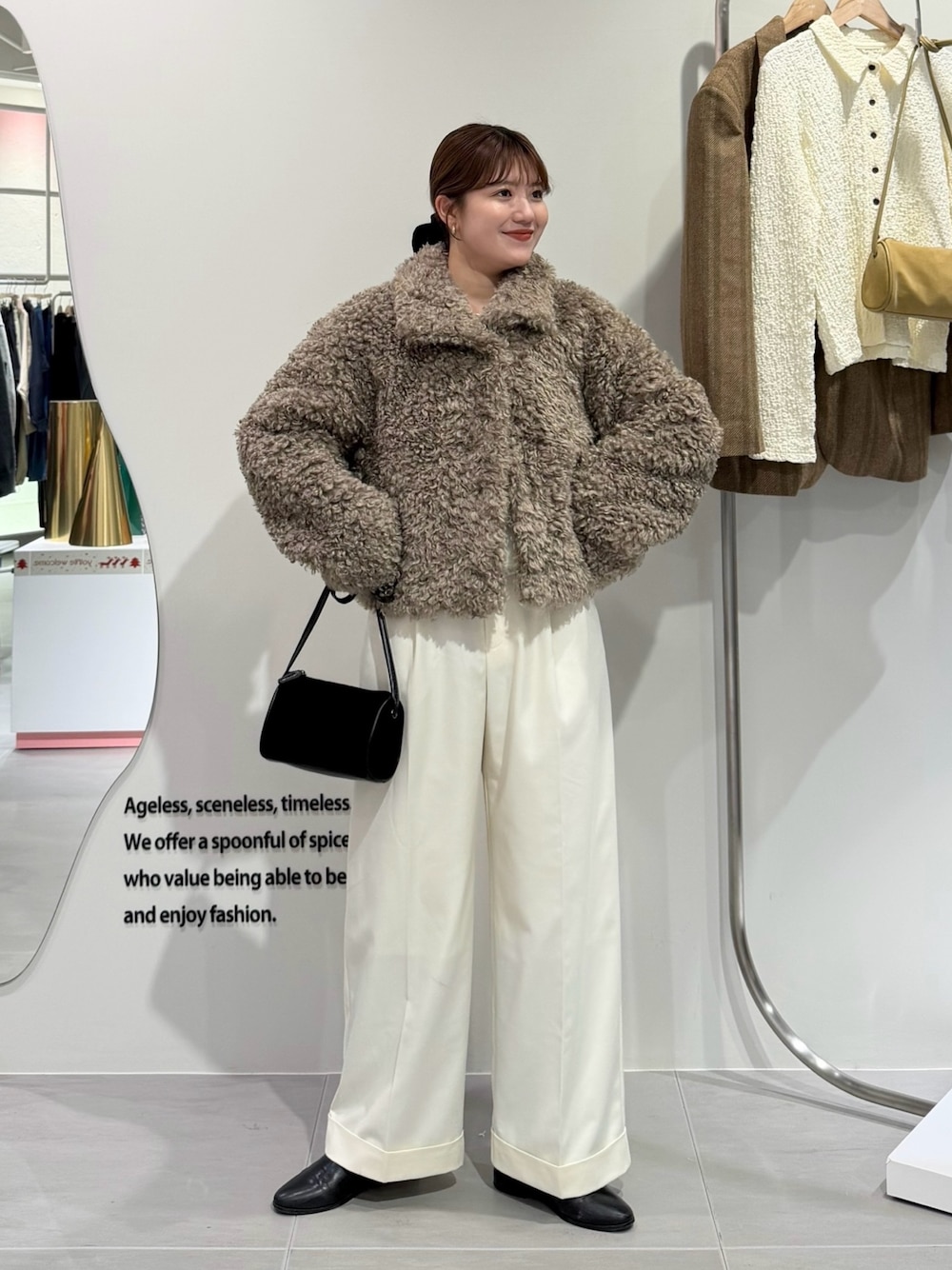 ベージュ系のその他アウター、ホワイト系のその他パンツ、ブラック系のショルダーバッグを着用したレディースの秋コーディネートの1枚目の写真