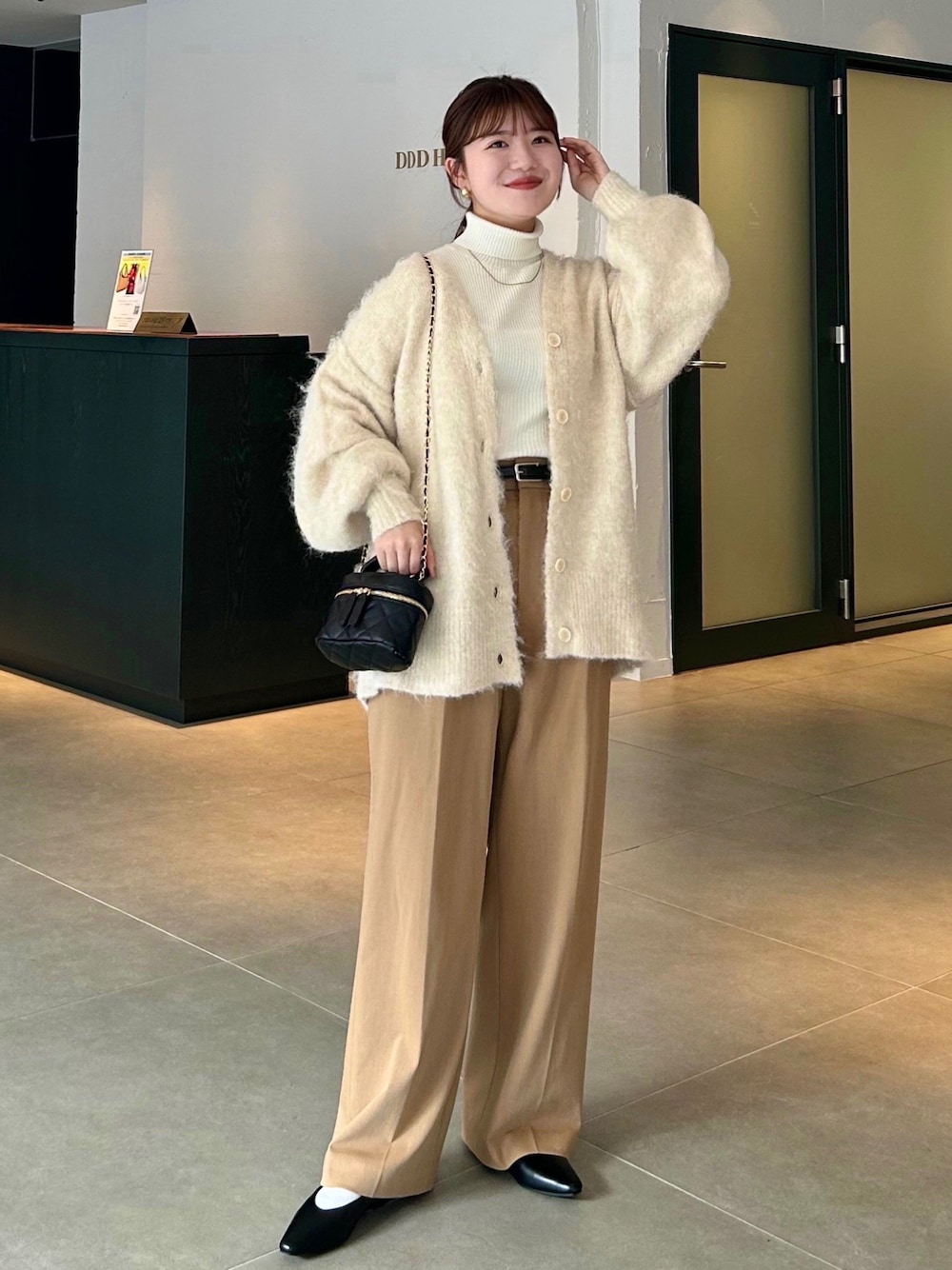 「ファッションを楽しもう、今日のコスメと服、カーディガン、ショルダーバッグ、ビッグシルエット、レイヤードスタイル、お出かけコーデ、プチプラ、ブラウン、きれいめカジュアル、冬コーデ、淡色コーデ、WEARyouthコーデ、秋冬コーデ、ニット」｜「RiberryのシャギーVネックカーディガン（カーディガン/ボレロ、ホワイト系）」を使った、nanakaさん（骨格ストレート・レディース・155cm）の秋コーディネートの1枚目の写真